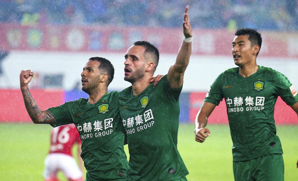 精彩足球赛事再次掀起高潮，实力强大，球迷欢呼雀跃的简单介绍