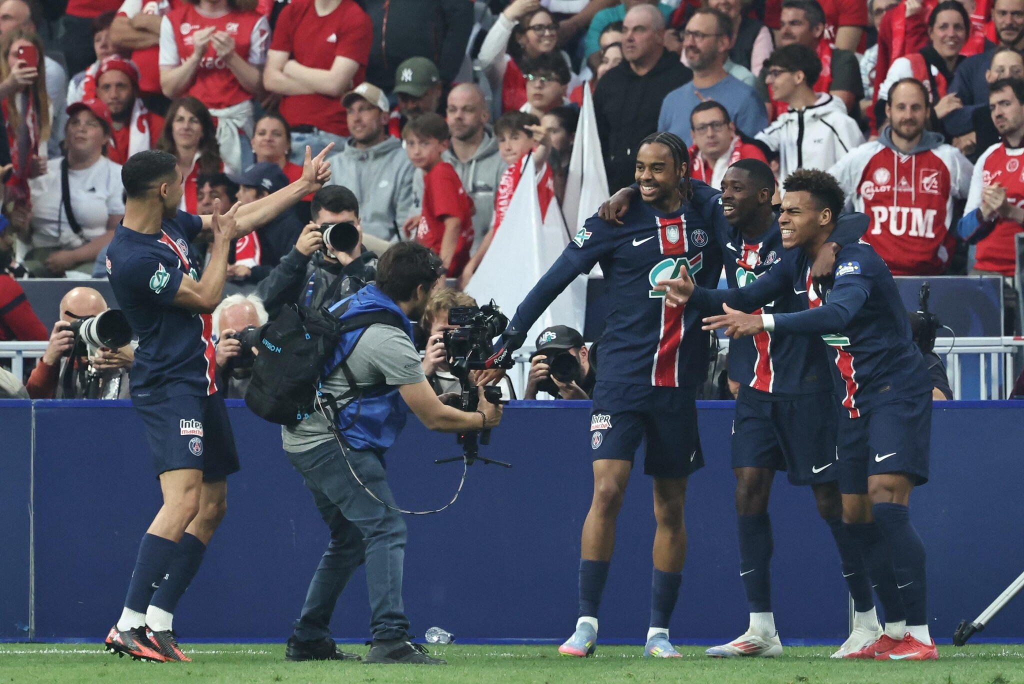 包含罗箭蒂纳执掌巴黎圣日耳曼队，球迷震撼的词条