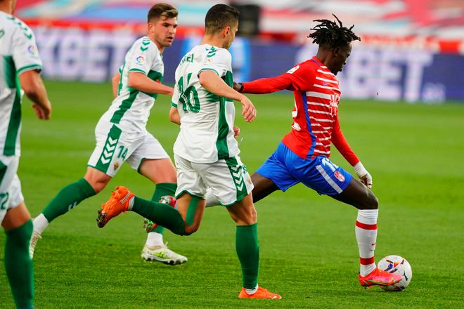 开云体育官方网站-格拉纳达防线失误频频，遭遇防守漏洞的简单介绍