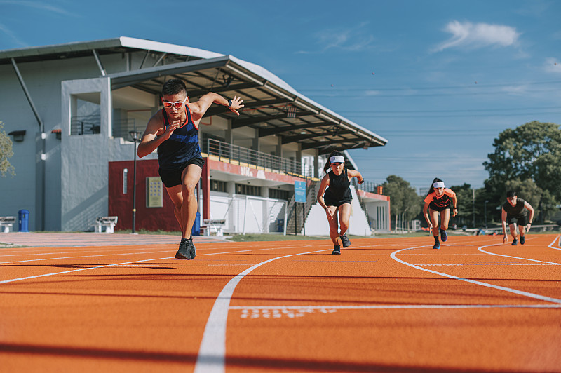 田径比赛中,选手破纪录,冲刺终点 田径比赛中,选手破纪录,冲刺终点