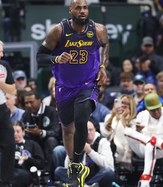 开云体育中国-湖人队再败钻石，詹姆斯大手笔表现