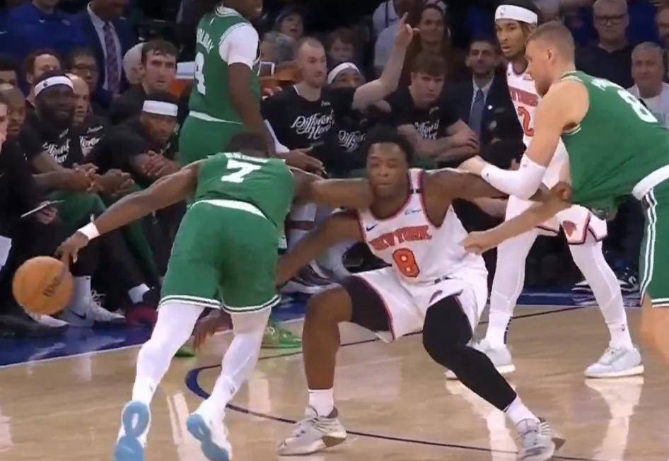 尼克斯遭遇溃败,难以挽回颓势 尼克斯遭遇溃败,难以挽回颓势