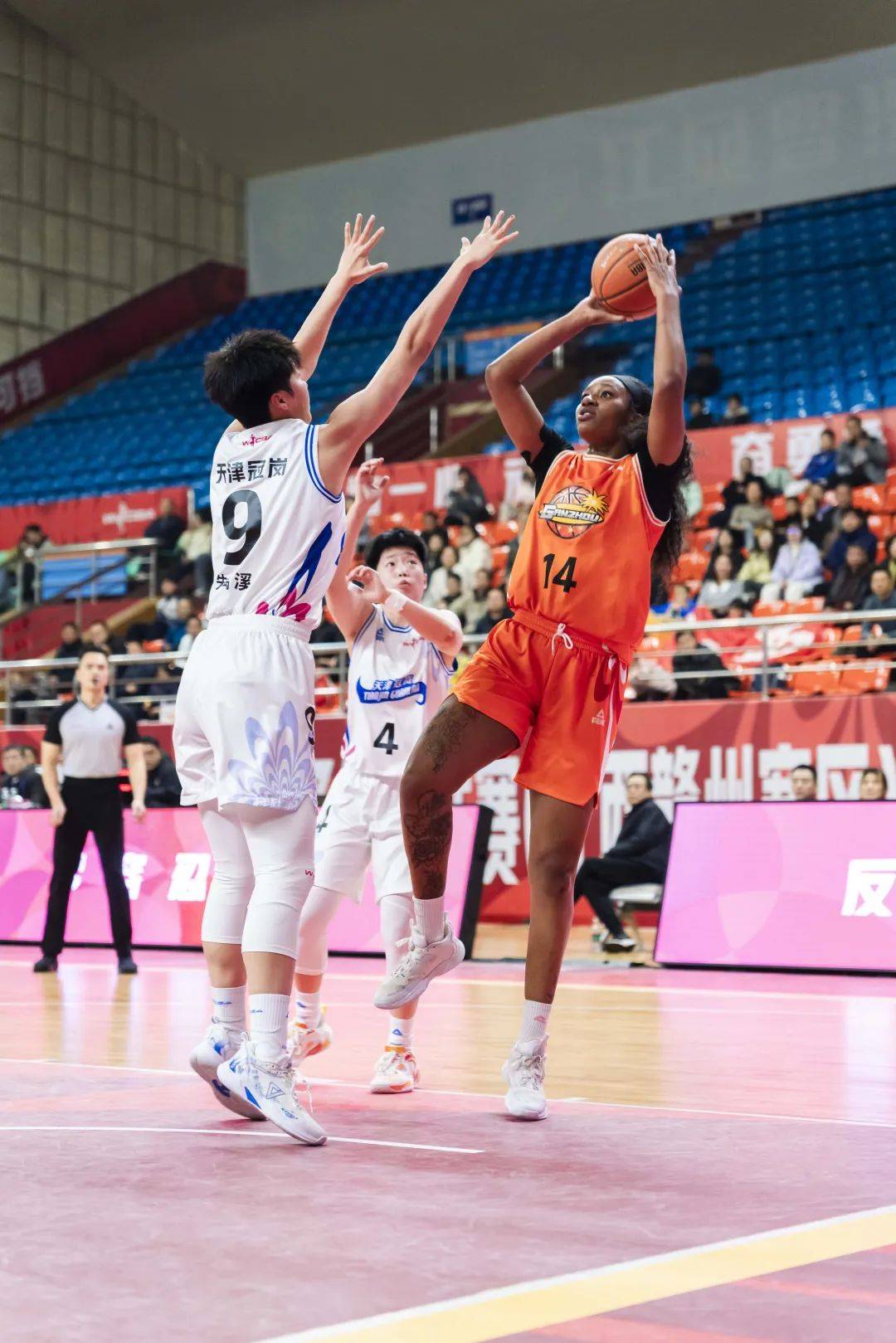 开云体育入口-纷纷告捷，球员们庆祝胜利的简单介绍