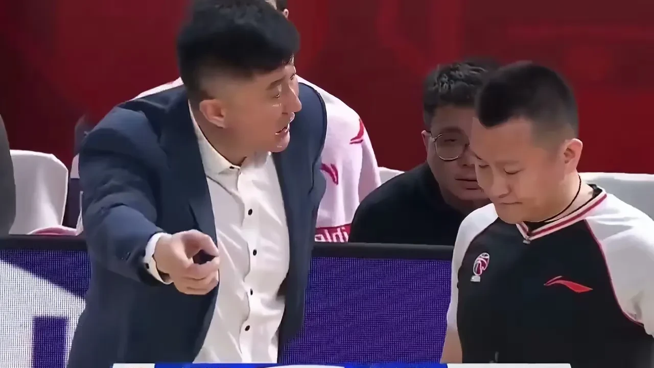 一决高下,双方展开激烈对抗 一决高下,双方展开激烈对抗