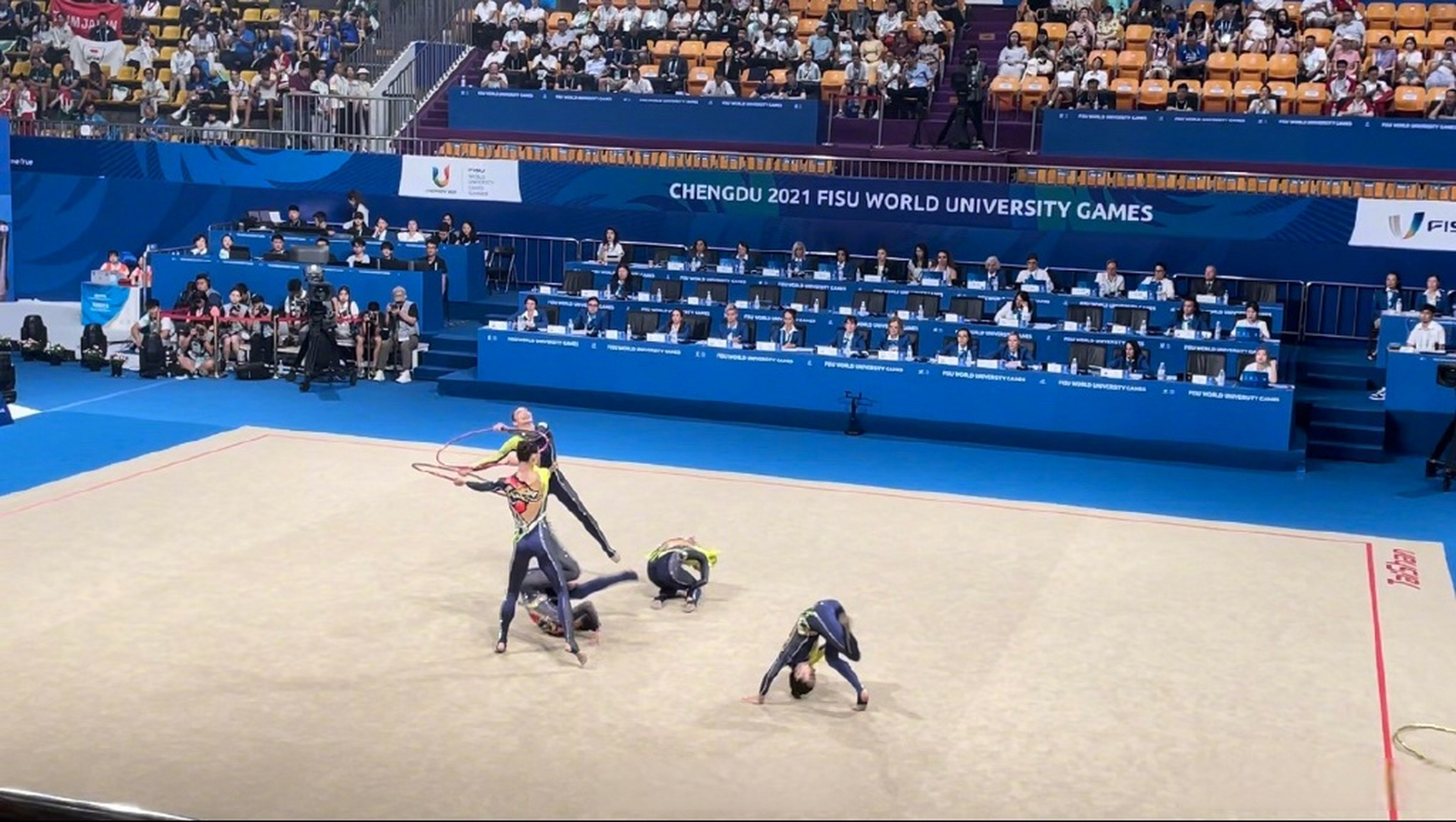 体操比赛选手状态火爆,连连问鼓掌 体操比赛选手状态火爆,连连问鼓掌