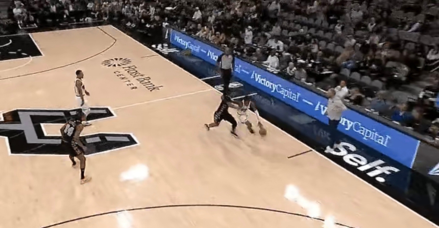 开云APP-篮网惨败马刺，客场遭遇失利