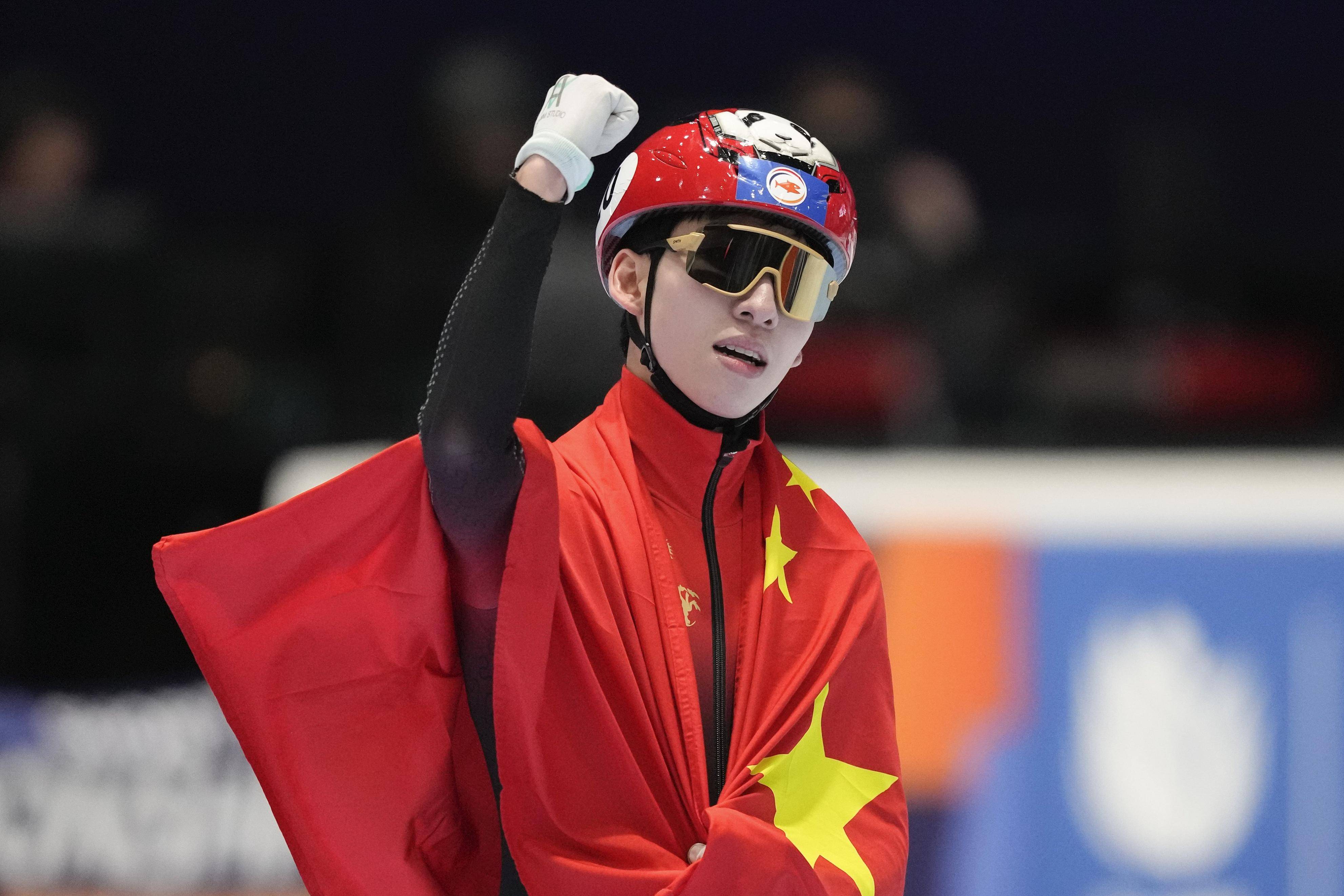 精神焕发！运动员以自信姿态，勇夺金牌