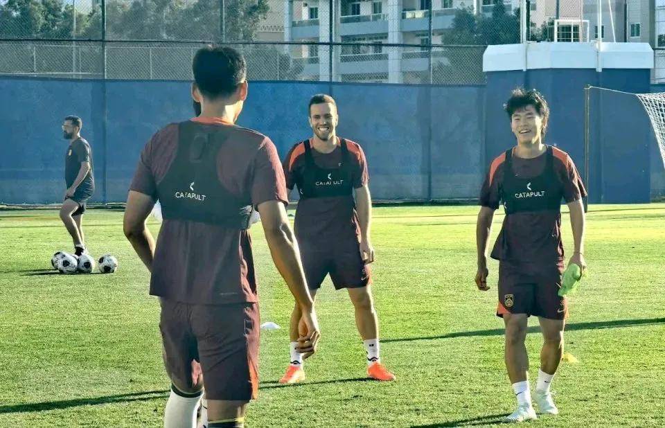 科威特代表队奋战不止，赢得热身