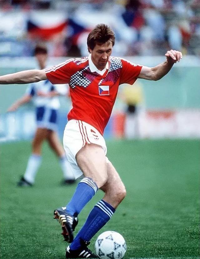 开云体育登录-捷克队在比赛中斩获胜利，赢得掌声