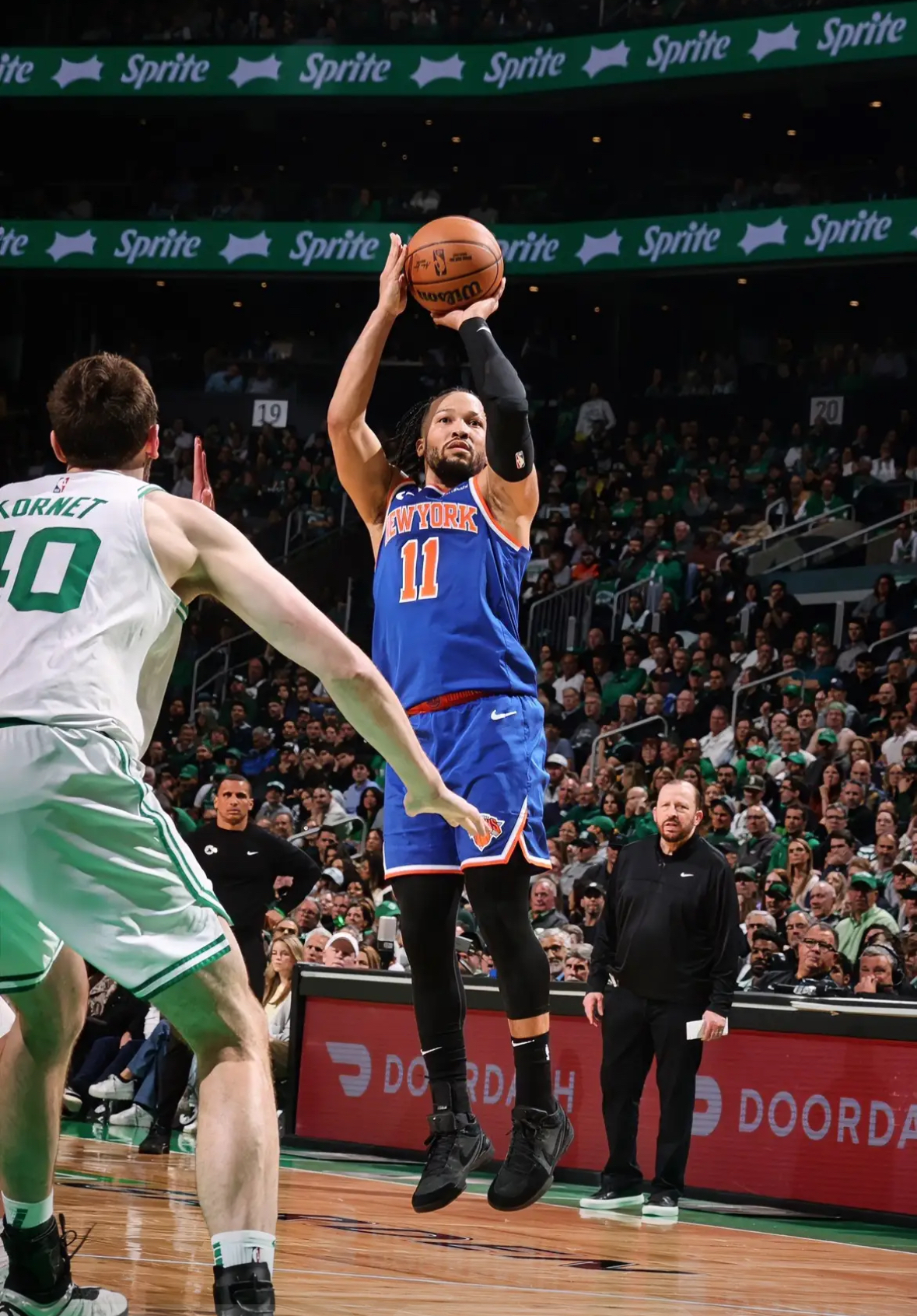 尼克斯球员防守铁桶般坚韧，控制比赛局势