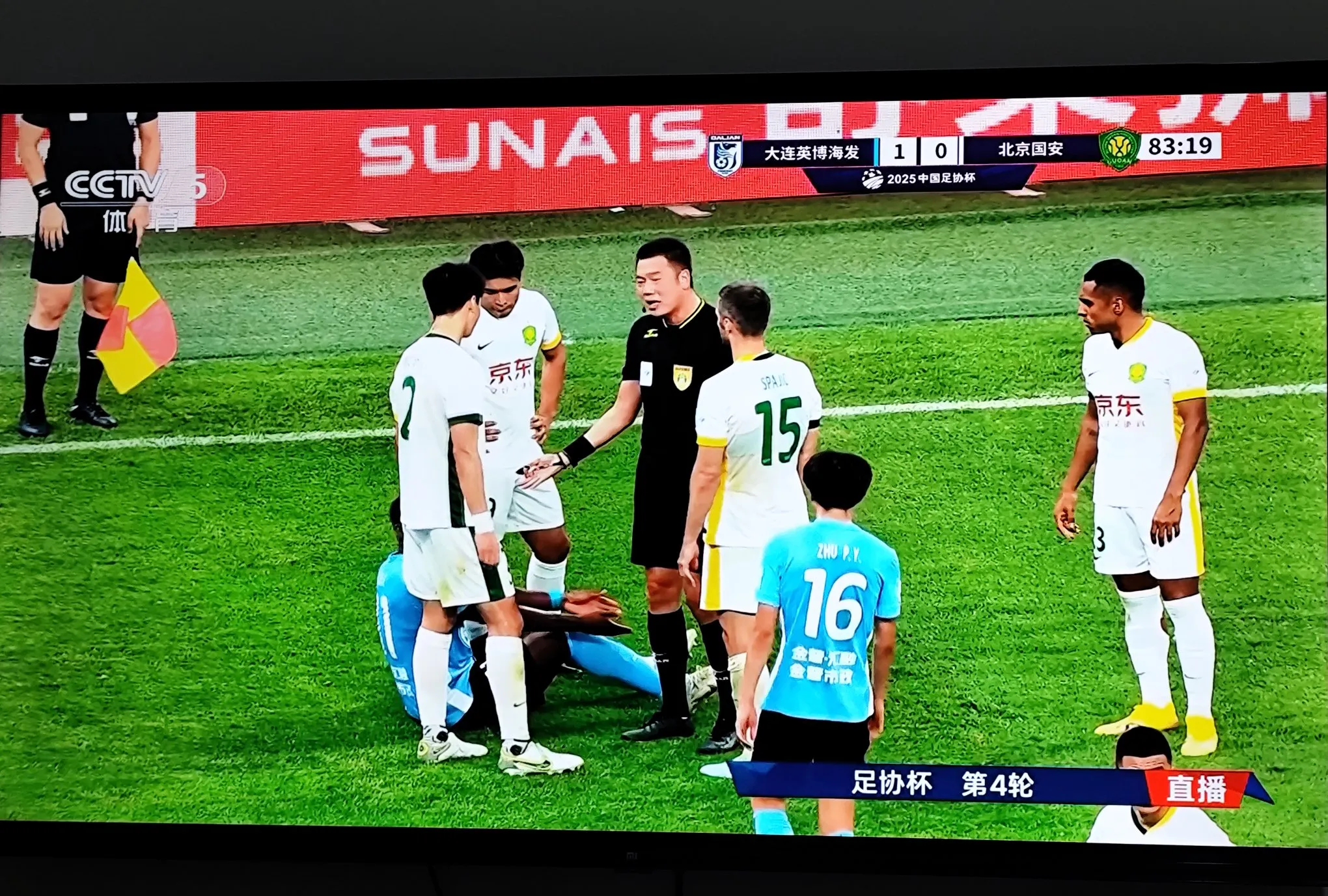 包含客场作战难取胜，卫冕冠军面临重重难关的词条