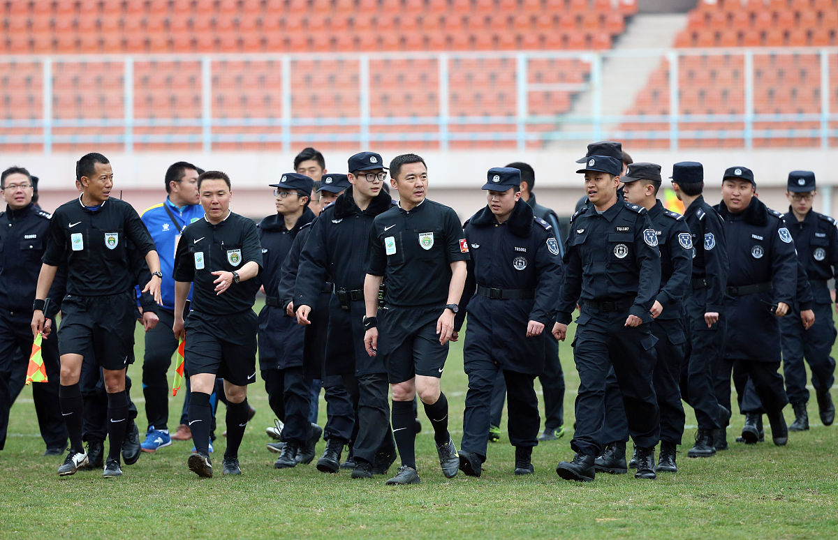 国内足球联赛势力对抗，裁判风波频发