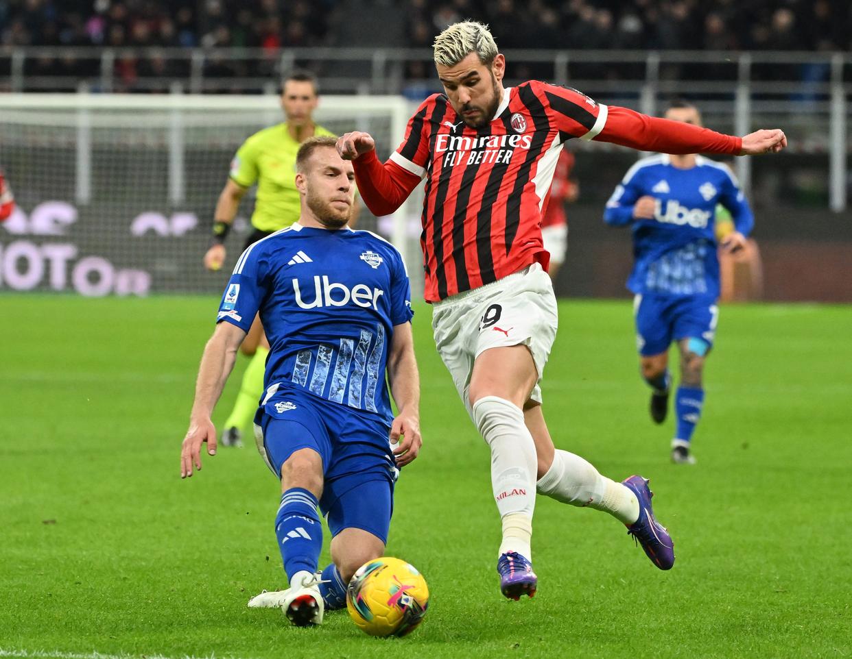 AC米兰球员集中训练，备战下一场比赛