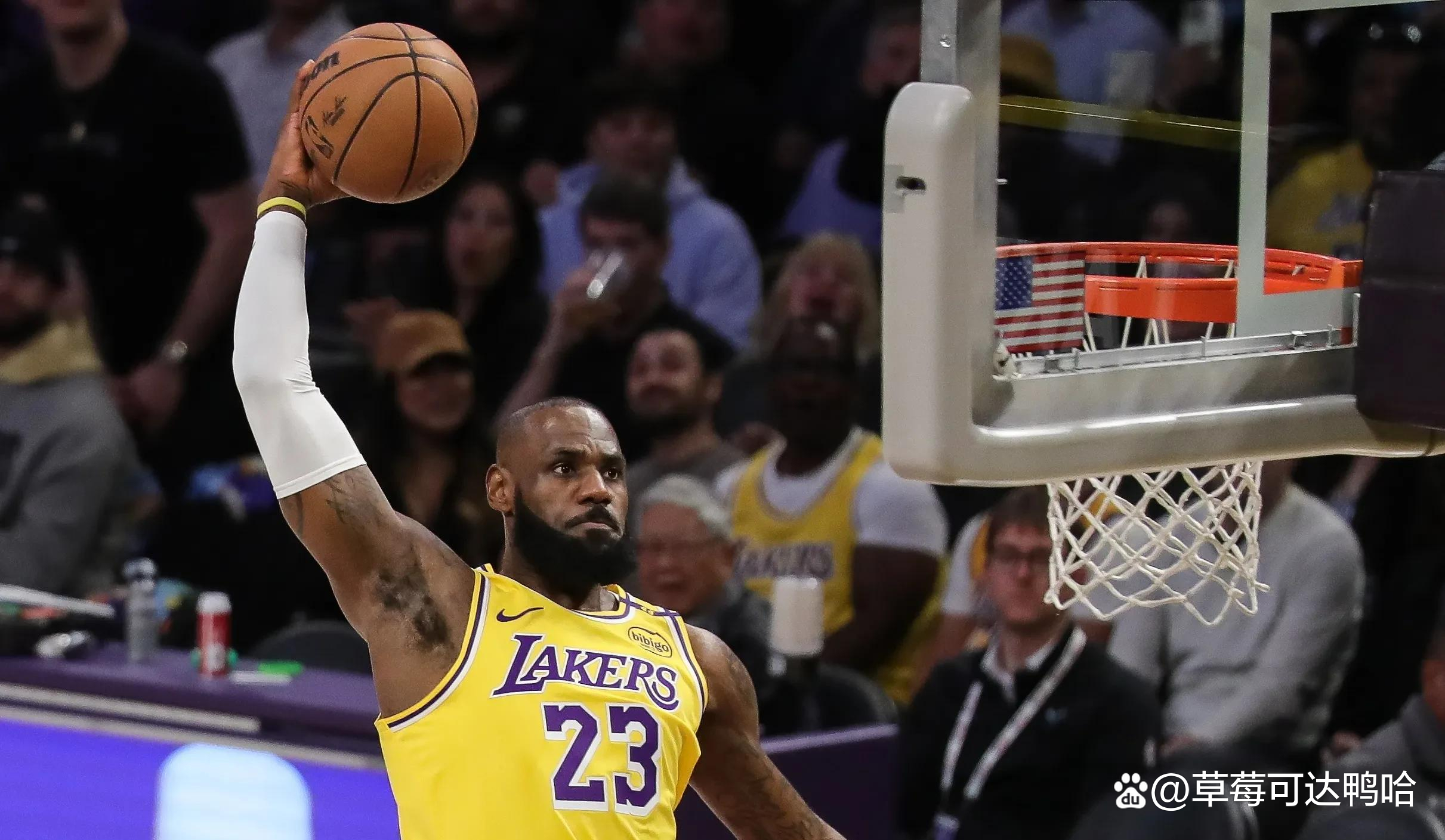 开拓者队客场爆冷战胜快船队，利拉德贡献关键三分