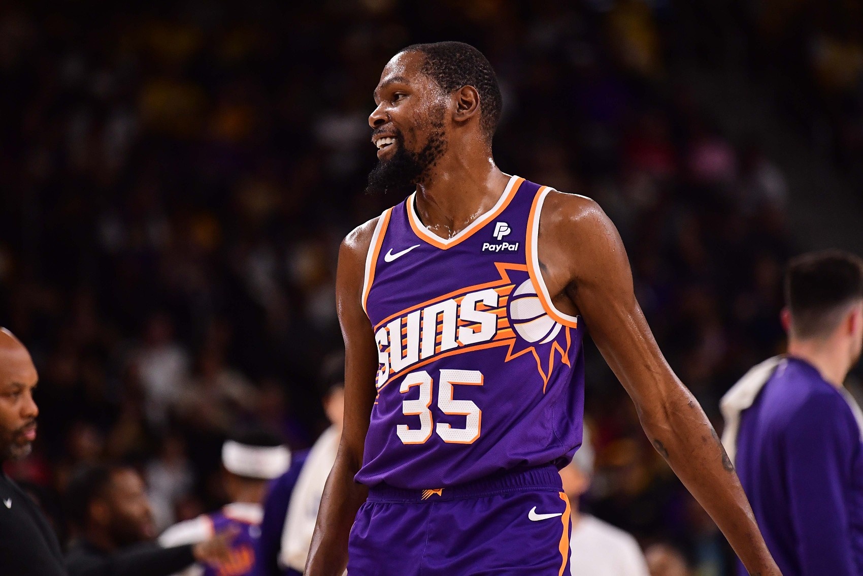 马刺天王砍下32分却负前莫狼,顽强无果 马刺天王砍下32分却负前莫狼,顽强无果