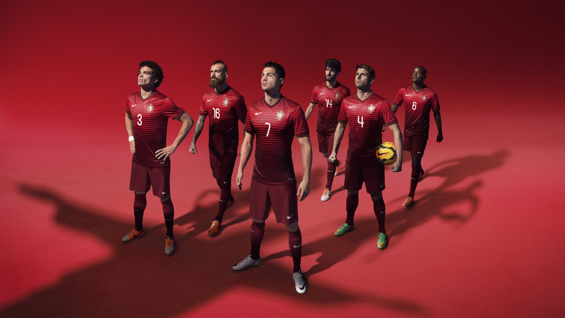 足球与星座,爱德华兹用一粒进球,让整个欧洲的黑夜变奏